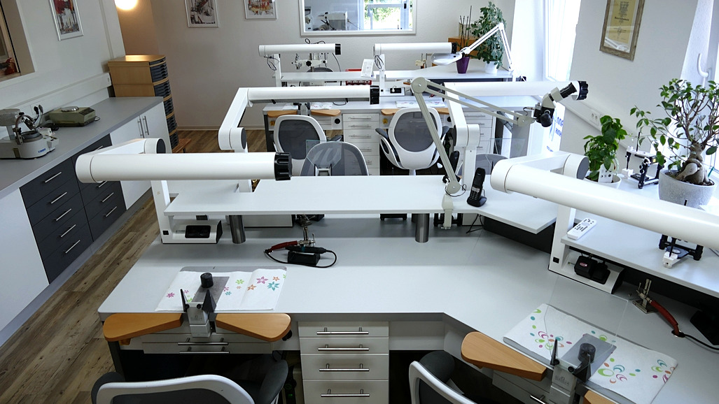 Handwerkliche Verblendtechnik – individuelle Farbschichtung für natürliche Ästhetik